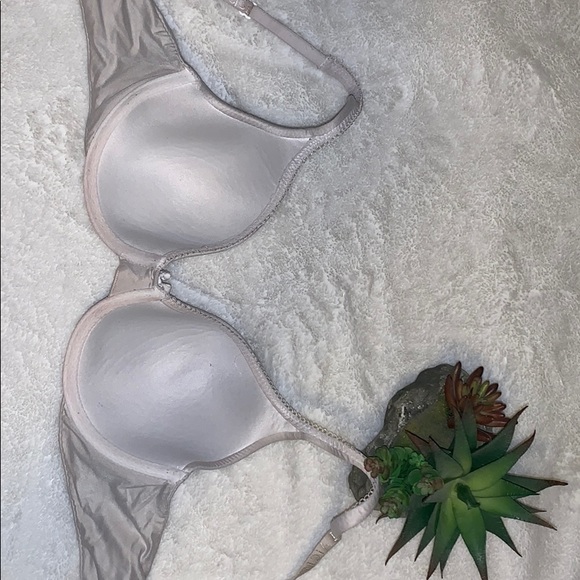 White comfy Victoria’s Secret t-shirt bra. - Picture 7 of 8